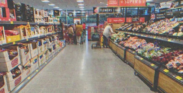 Eine armer junger Supermarktkassierer erhält ein Erbe von einem blinden alten Kunden - Story des Tages